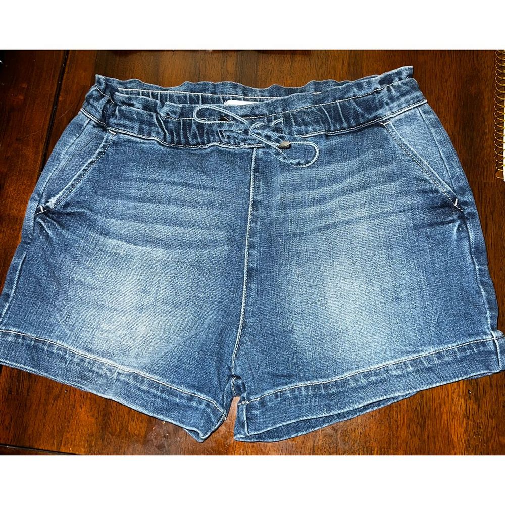 KanCan Jean shorts with belt